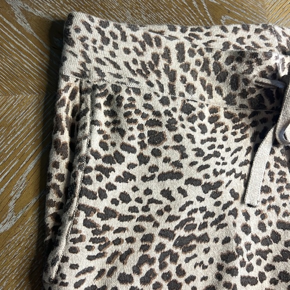 MONROW Leopard Movement Jogger in Ice Coffee XS - Picture 7 of 13